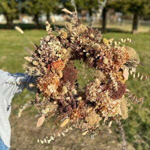 Neutral Colors of dried flowers on a wreath.