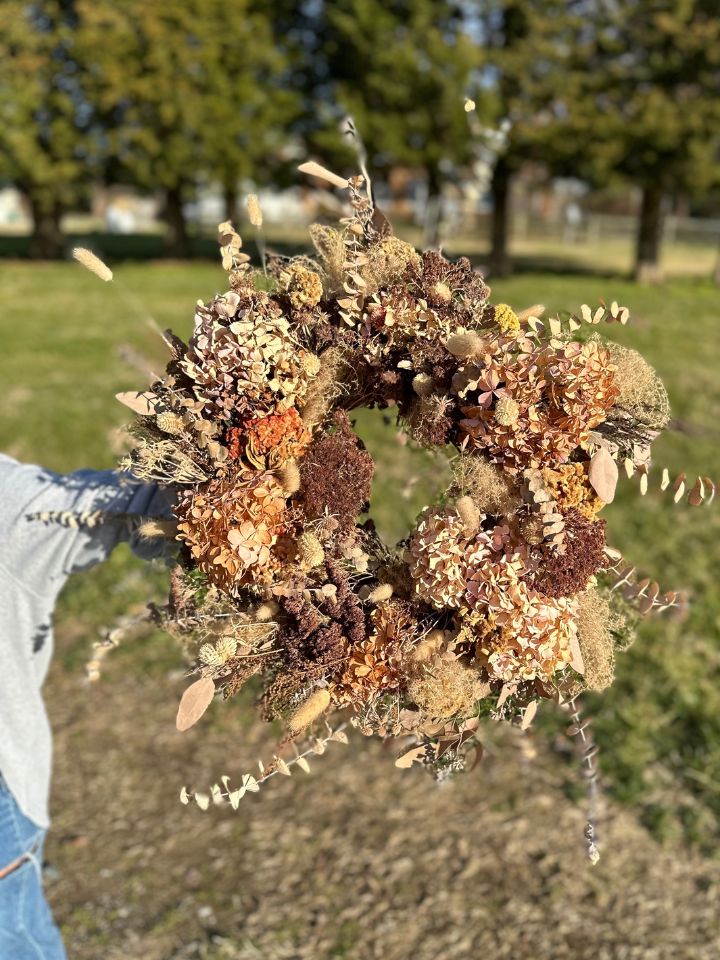 Neutral Colors of dried flowers on a wreath.